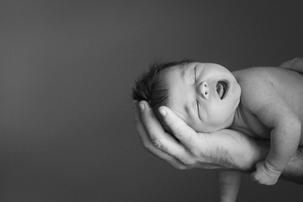 keeping-a-sleepy-newborn-awake-for-feedings-while-breastfeeding