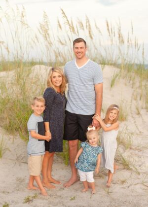 30+ Best Beach Family Photo Ideas: Tips for Getting the Best Pictures